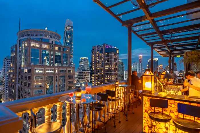 
Hotel Muse Bangkok’s rooftop bar glowing at blue hour—one of the city’s best-kept secrets for relaxed rooftop drinks Bangkok style. Featured on The Road to Timbuktu, it’s where mature solo travellers can sip above the skyline without shouting over a DJ or dodging TikTok dancers.