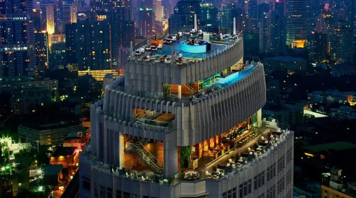 Octave Rooftop Bar glows above Bangkok’s skyline, with tiered terraces, mood lighting, and panoramic views—one of the top solo-friendly bars in Bangkok. Featured on The Road to Timbuktu, this Sukhumvit hotspot is ideal for mature solo travellers seeking a relaxed yet stylish rooftop experience.
